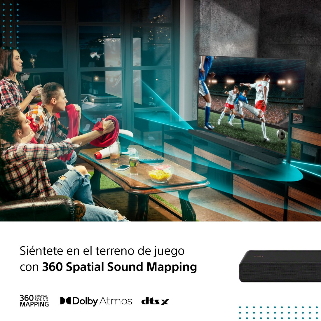 Personas viendo un partido de fútbol en un televisor con una barra de sonido. Texto: 360 Spatial Sound Mapping.