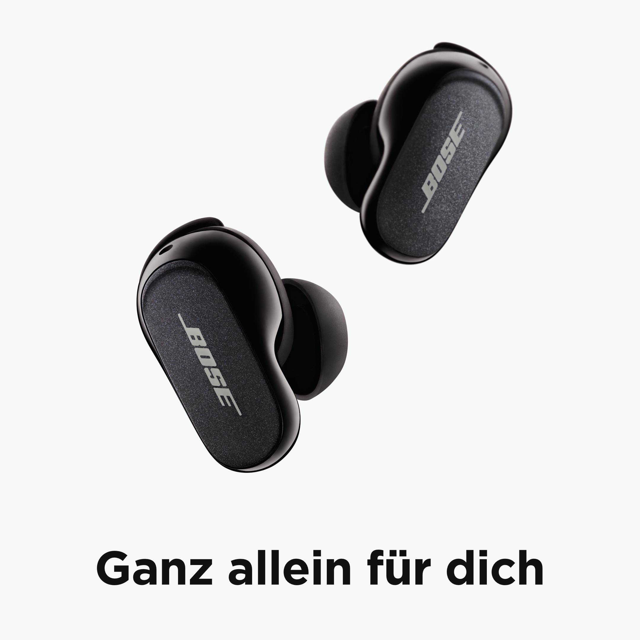 Zwei schwarze Bose-Ohrhörer schweben vor weißem Hintergrund.