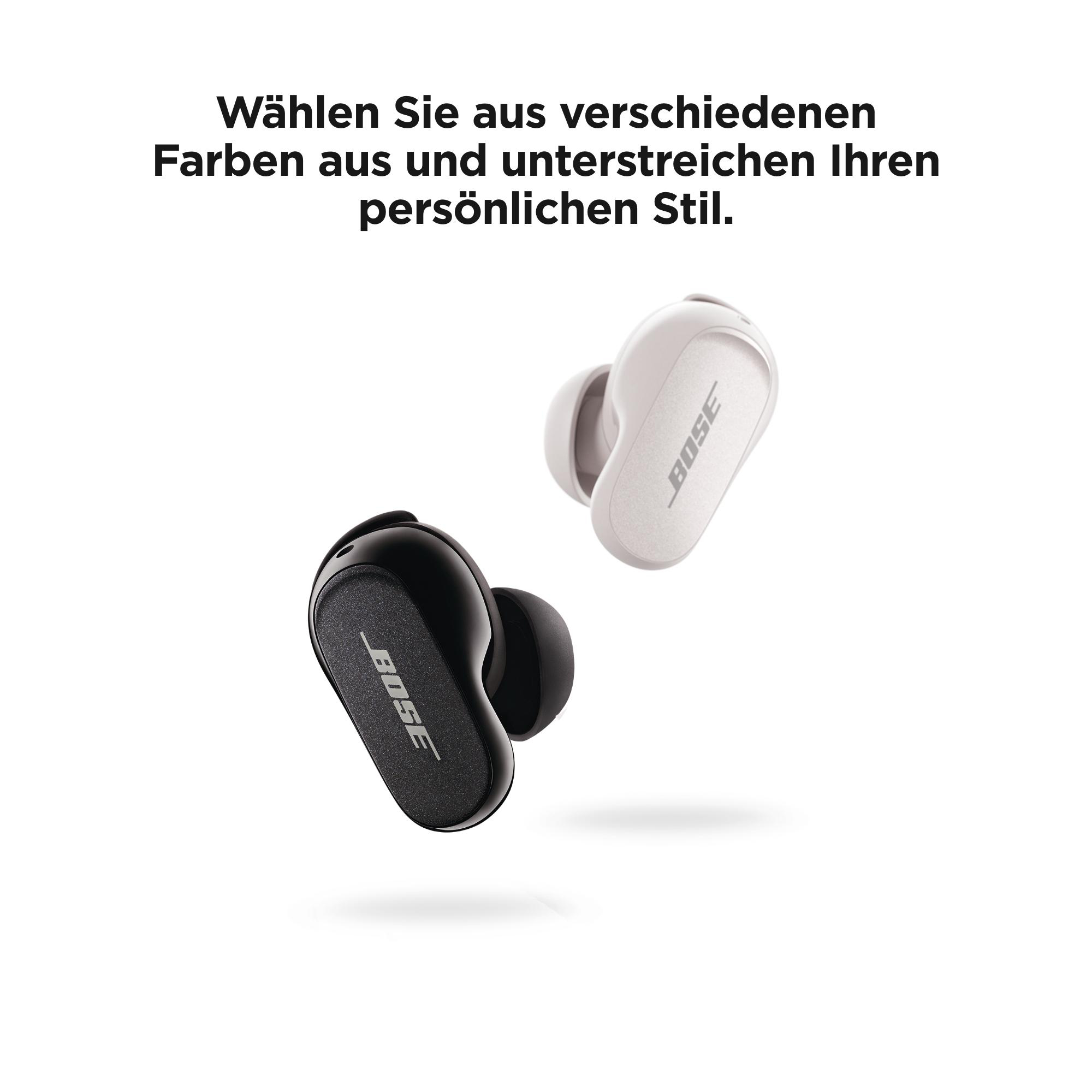 Zwei kabellose Ohrhörer, schwarz und weiß, mit dem Bose-Logo.