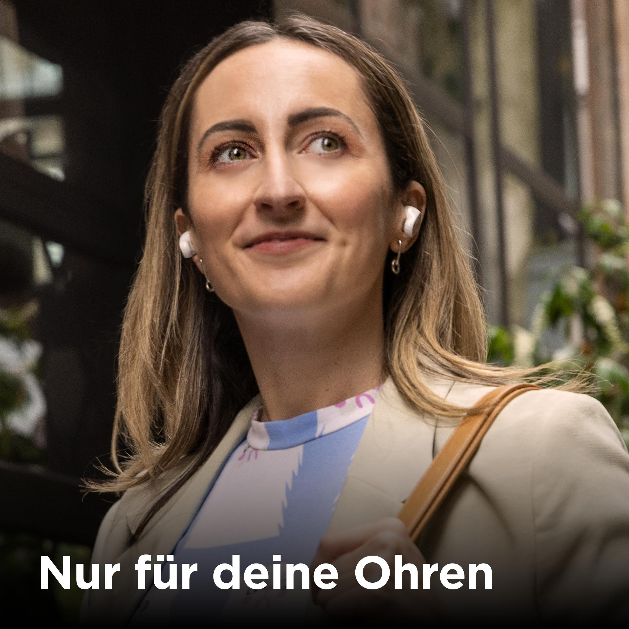 Frau mit weißen Ohrhörern, die auf einer Straße geht. Text: 'Nur für deine Ohren'.