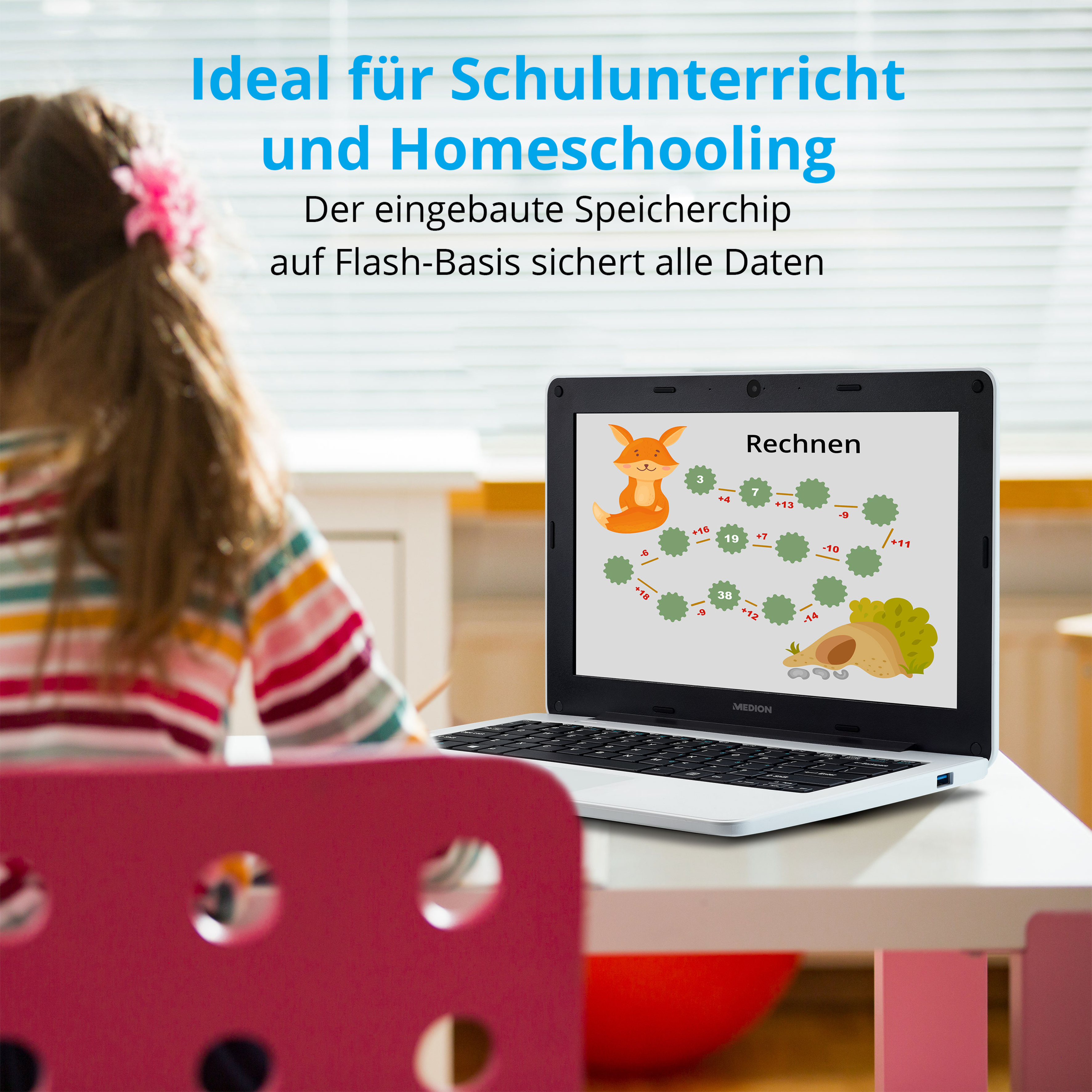 Laptop-Bildschirm mit Mathespiel, Kind im rosa Stuhl im Hintergrund.