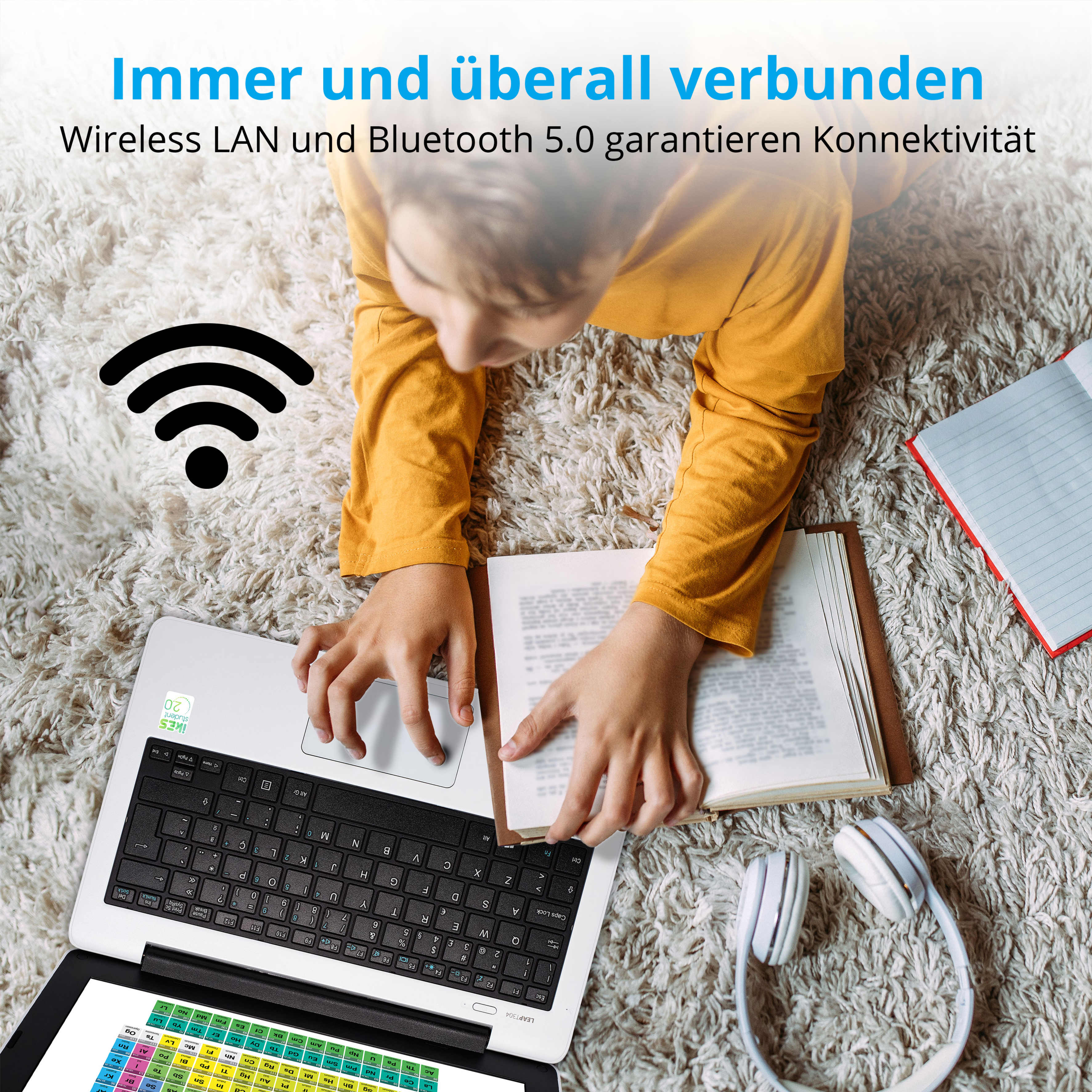 Person nutzt Laptop, WLAN-Symbol und ein Buch.