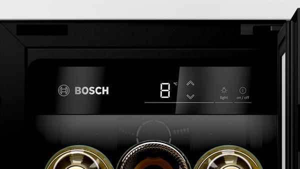 Nahaufnahme eines Weinkühler-Displays mit Bosch-Logo und Flaschen.