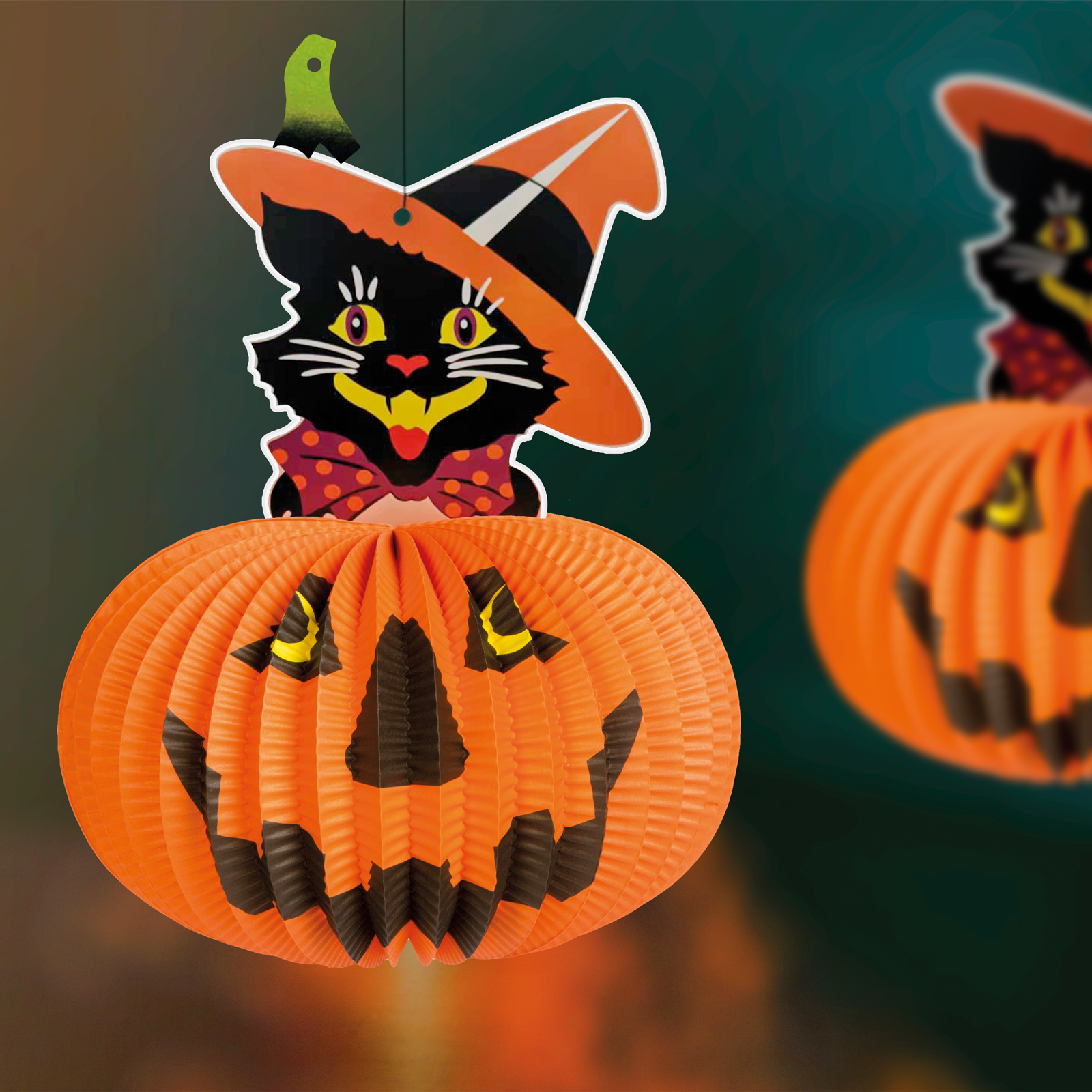 Halloween dekoráció fekete macskával, boszorkánykalapban, tökön.