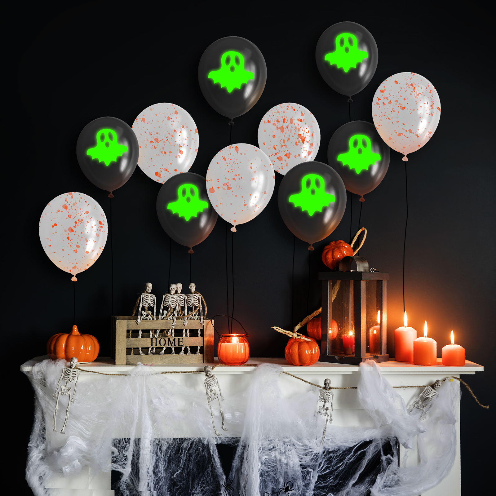 Fekete-fehér Halloween jelenet. Lufik, tökök, gyertyák és csontvázak díszítik a kandallópárkányt.