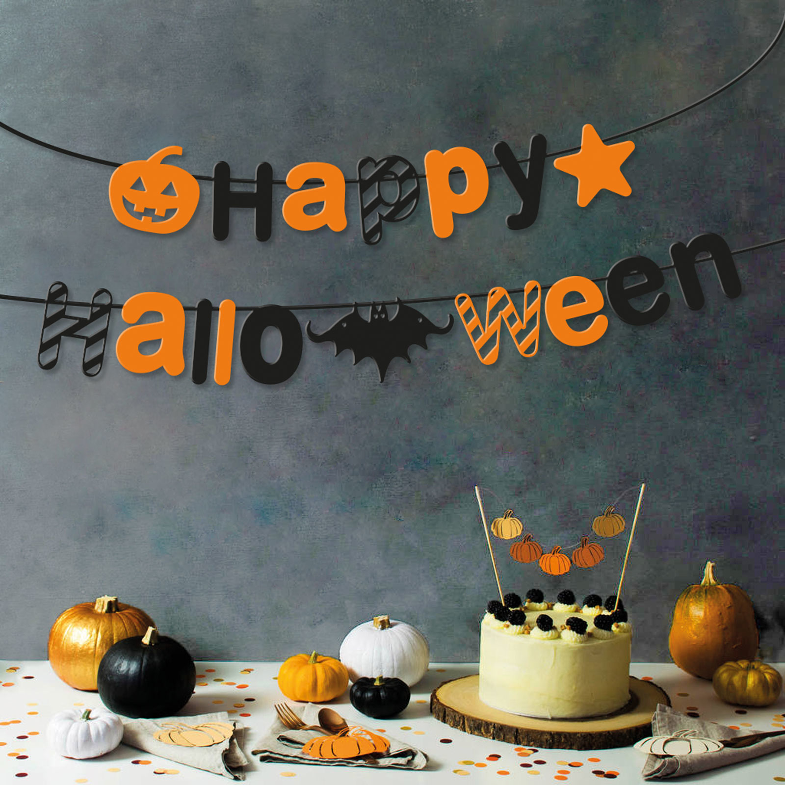 Halloween jelenet. Boldog Halloweent felirat, tökök, torta és dekorációk szürke háttér előtt.