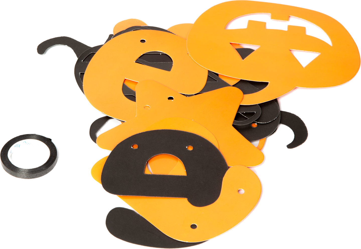 Narancssárga és fekete Halloween dekorációk gyűjteménye, beleértve a tökformákat és egy fekete szalagot.
