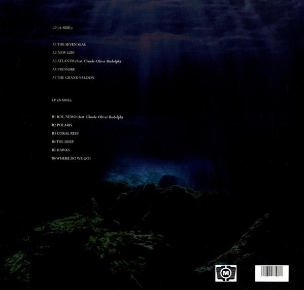 Eine dunkle Unterwasserszene mit Albumcover, das Songtitel auf schwarzem Hintergrund zeigt.