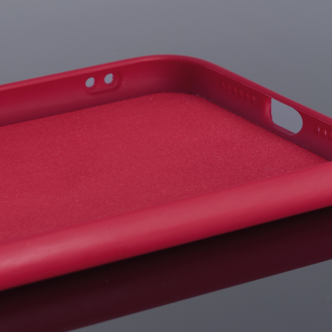 Rotes Handyhülleninnere, das das weiche, filzartige Material zeigt.