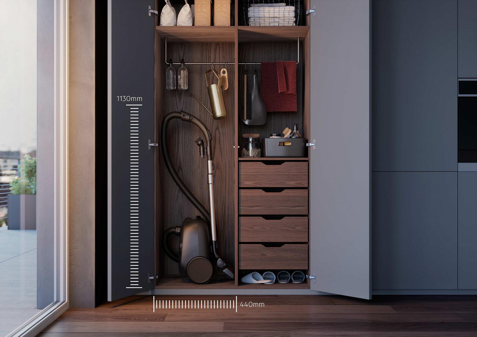 Offener Kleiderschrank mit Staubsauger. Innenraum mit Regalen, Schubladen und Gegenständen.