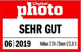 Carré rouge et blanc avec du texte. Le haut dit 'Digital photo' et 'SEHR GUT' en dessous.