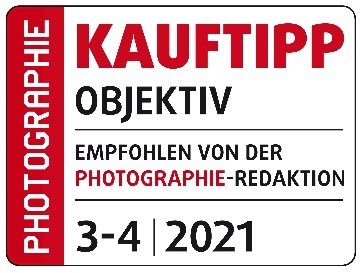 Étiquette rouge et blanche avec texte : Kauftipp Objektiv, recommandant photo.