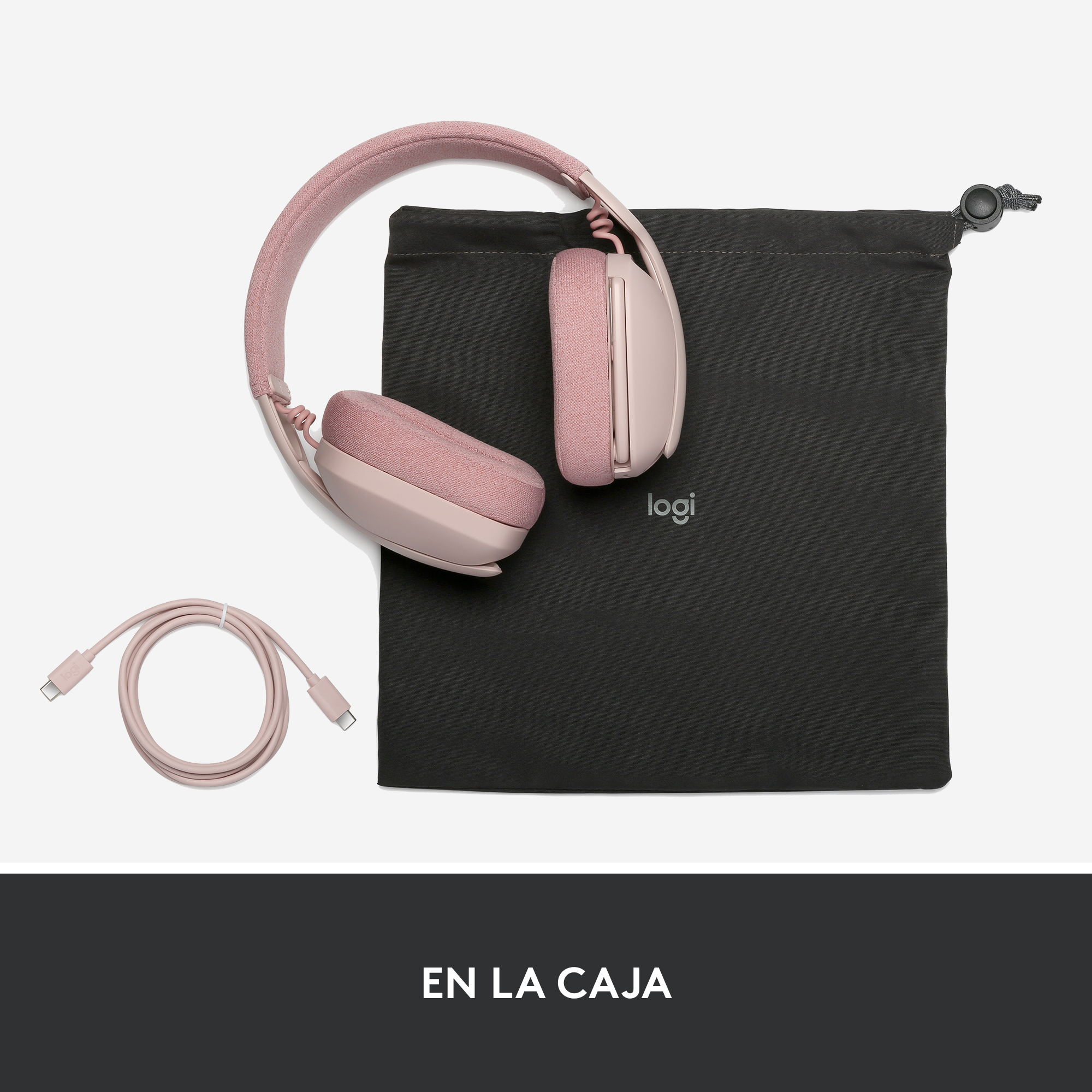 Auriculares rosas, una bolsa de almacenamiento negra y un cable de carga rosa. La imagen está sobre una superficie blanca.