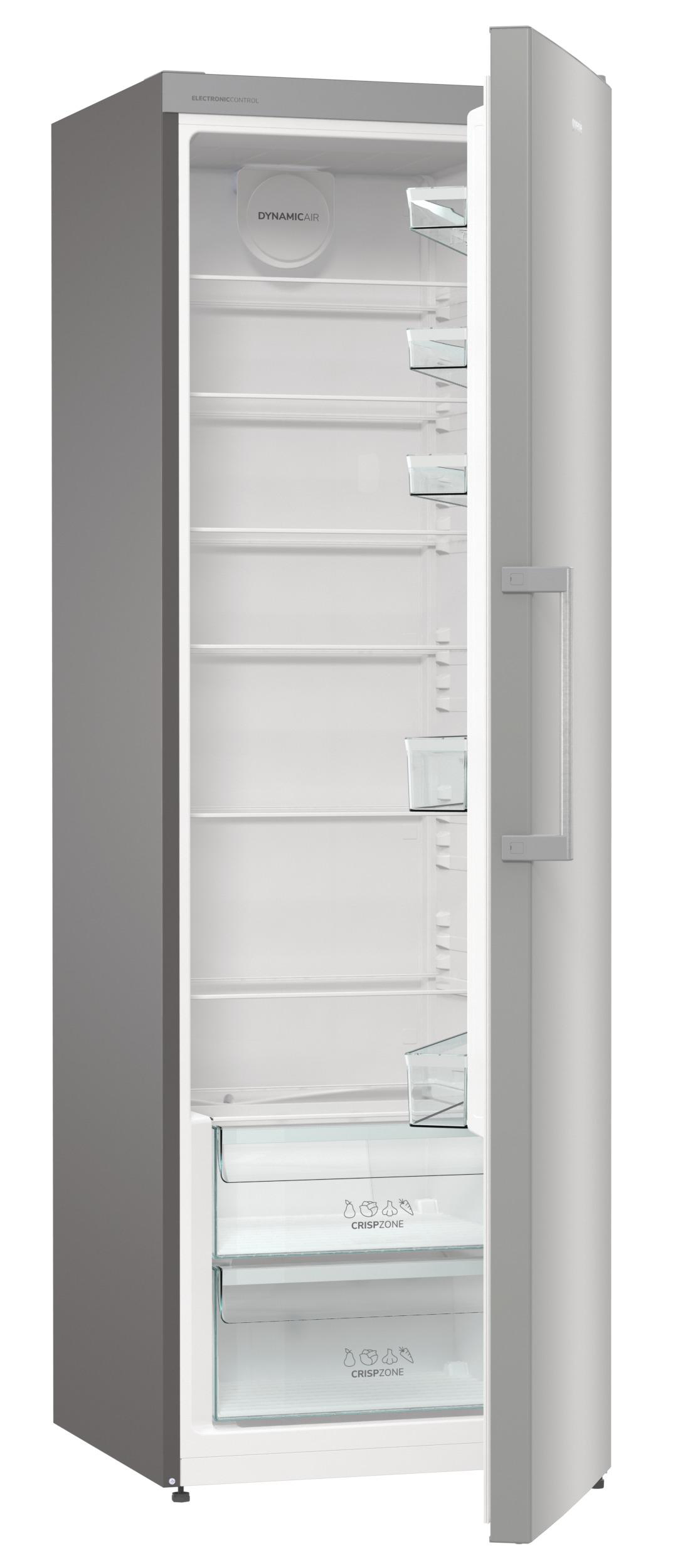 Ein offener Kühlschrank mit Regalen, Schubladen und Lebensmittellagerung. Die Tür ist geöffnet.
