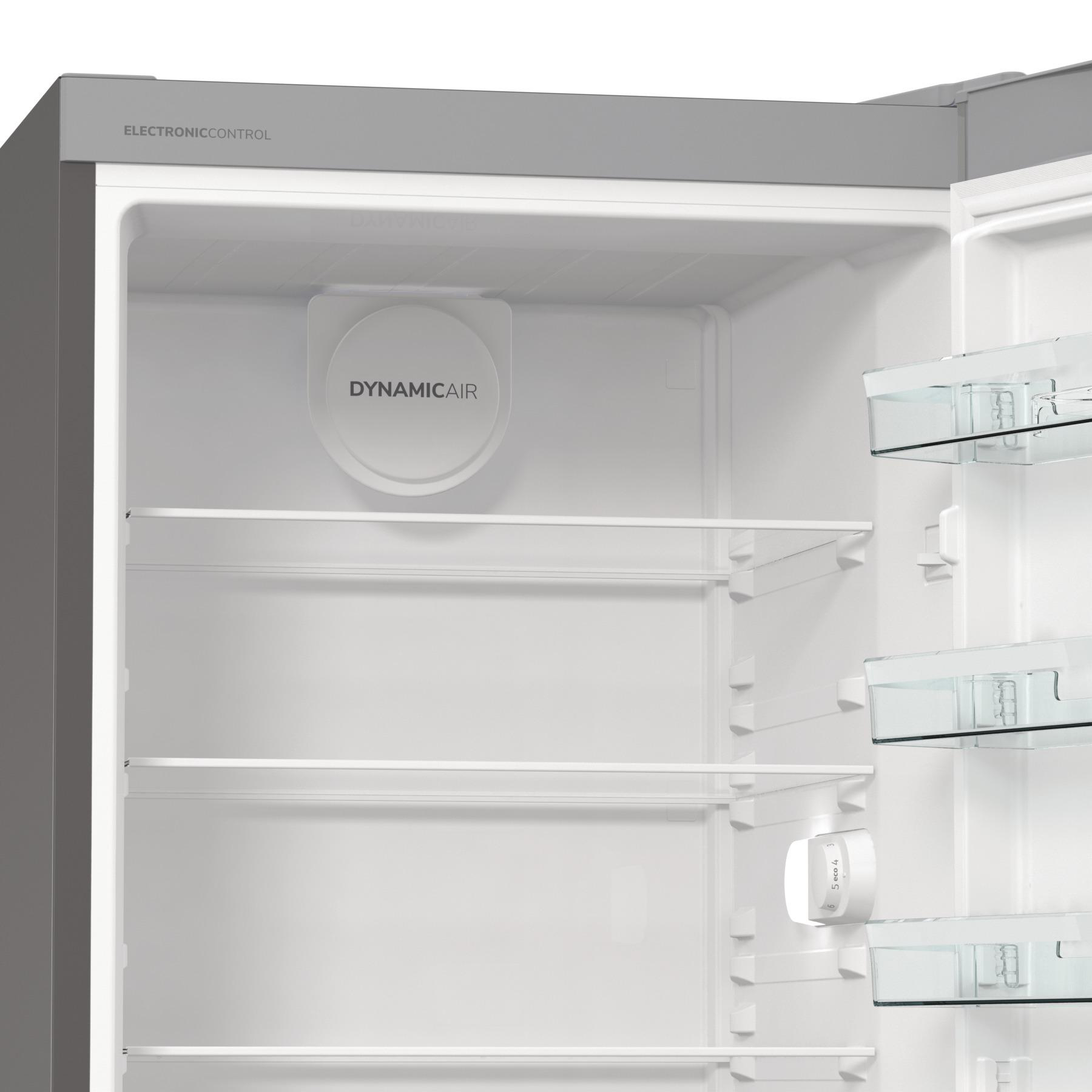 Innenraum eines Kühlschranks mit Regalen und Dynamic Air System.