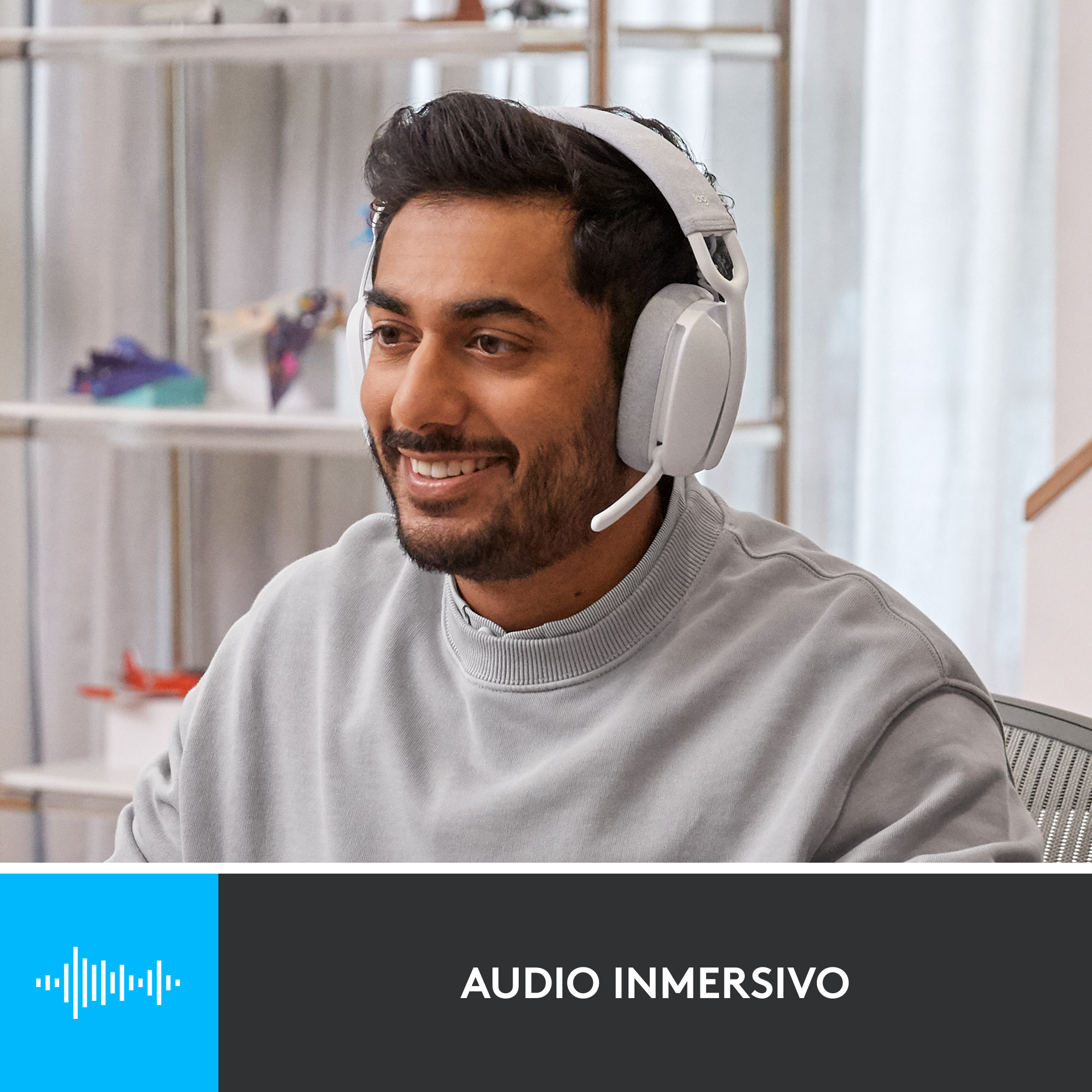 Un hombre con auriculares blancos con micrófono sonríe, con el texto 'Audio Inmersivo'.