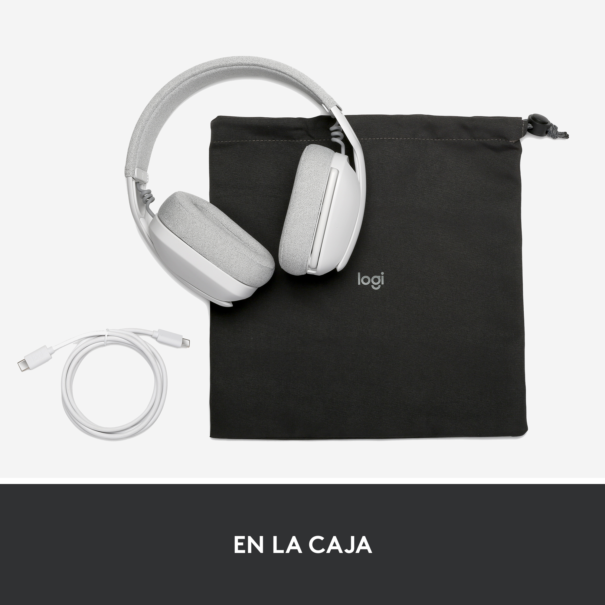 Auriculares blancos y grises, una bolsa negra con 'logi' impreso y un cable de carga blanco.