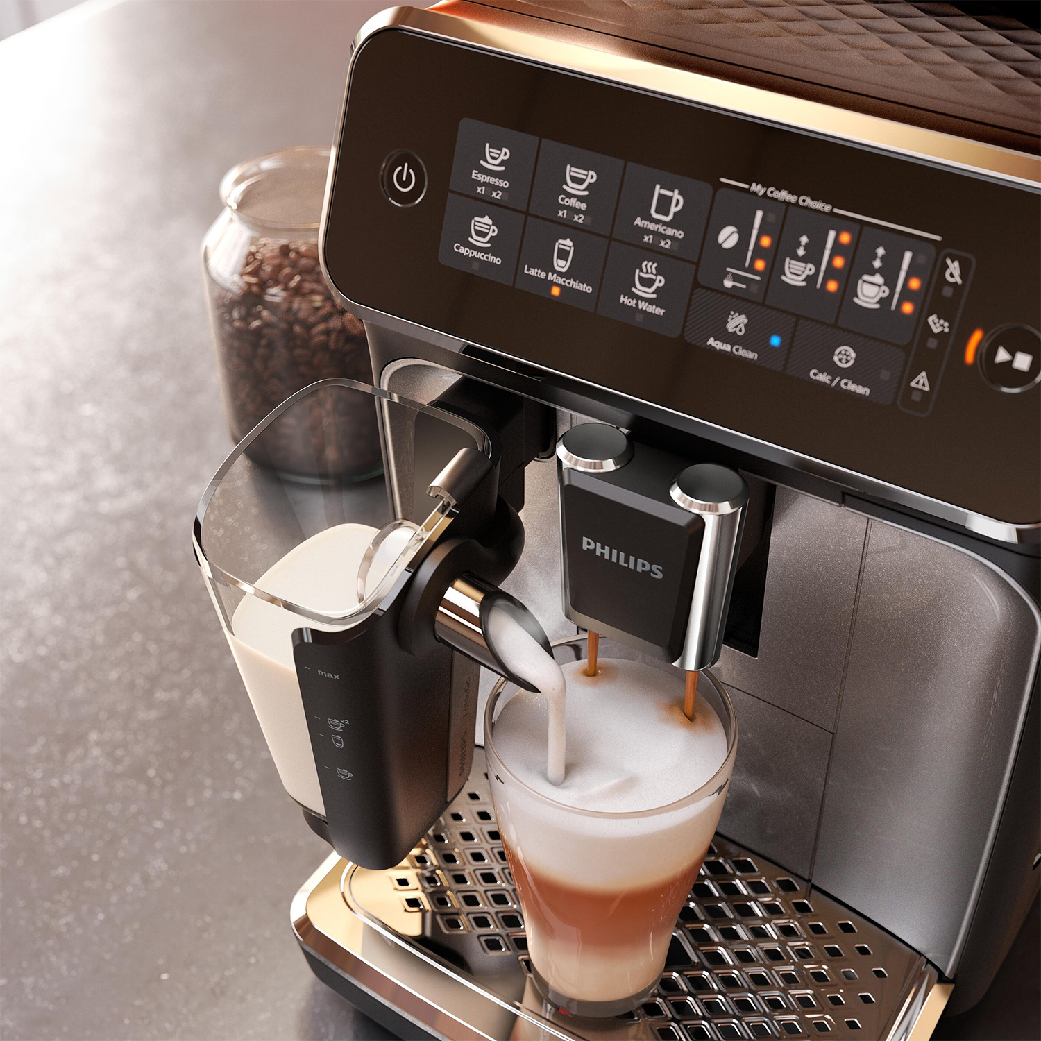 Una macchina per il caffè sta preparando un latte. Il latte viene erogato in un bicchiere. Un barattolo di vetro con chicchi di caffè è sullo sfondo.