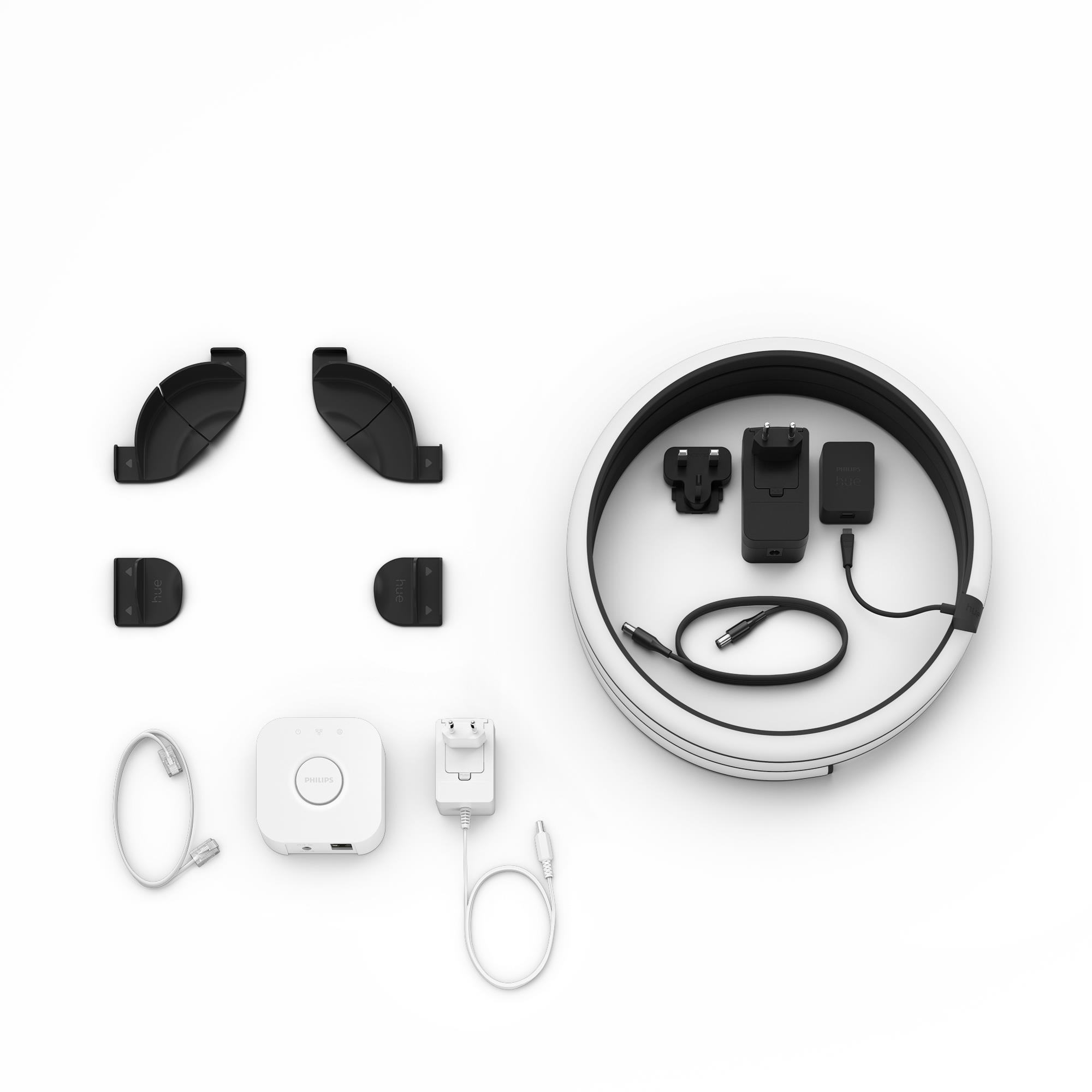 Verschiedene Komponenten eines intelligenten Beleuchtungssystems auf weißer Oberfläche angeordnet.