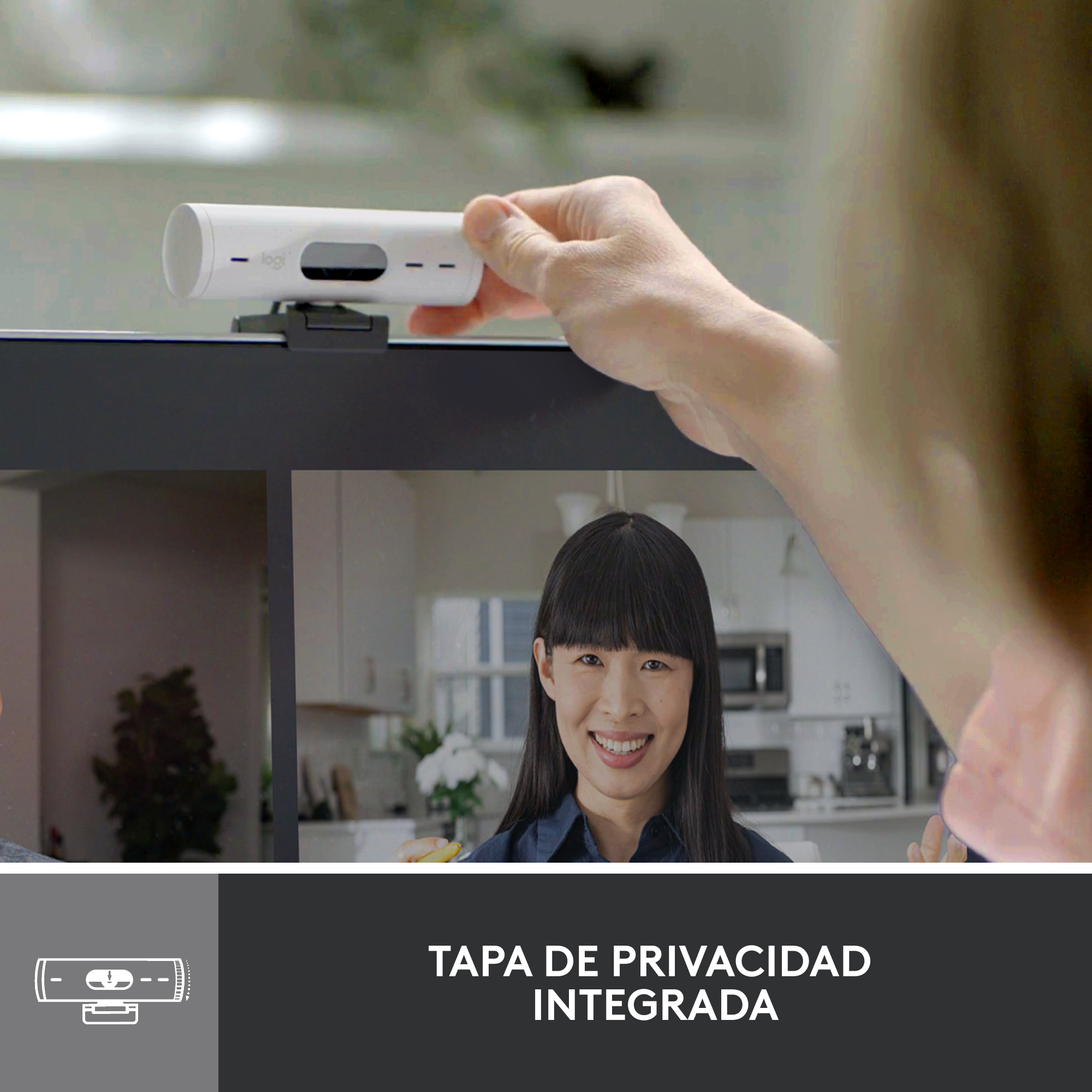 Una cámara web montada en una pantalla, con la cara de una persona visible. Texto indica privacidad.