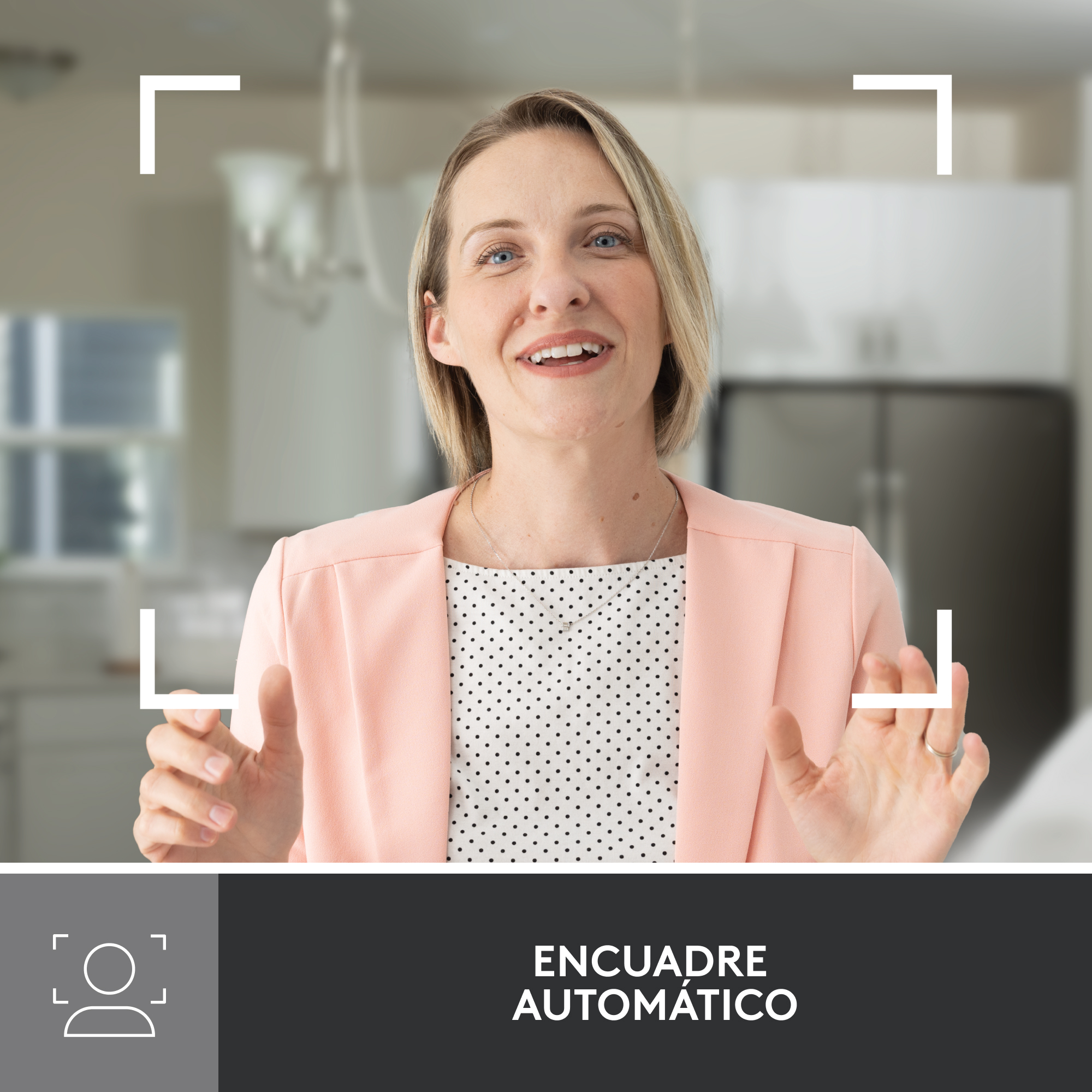 Mujer sonriendo, enmarcada por cuadros blancos, con las palabras "ENCUADRE AUTOMÁTICO" debajo.