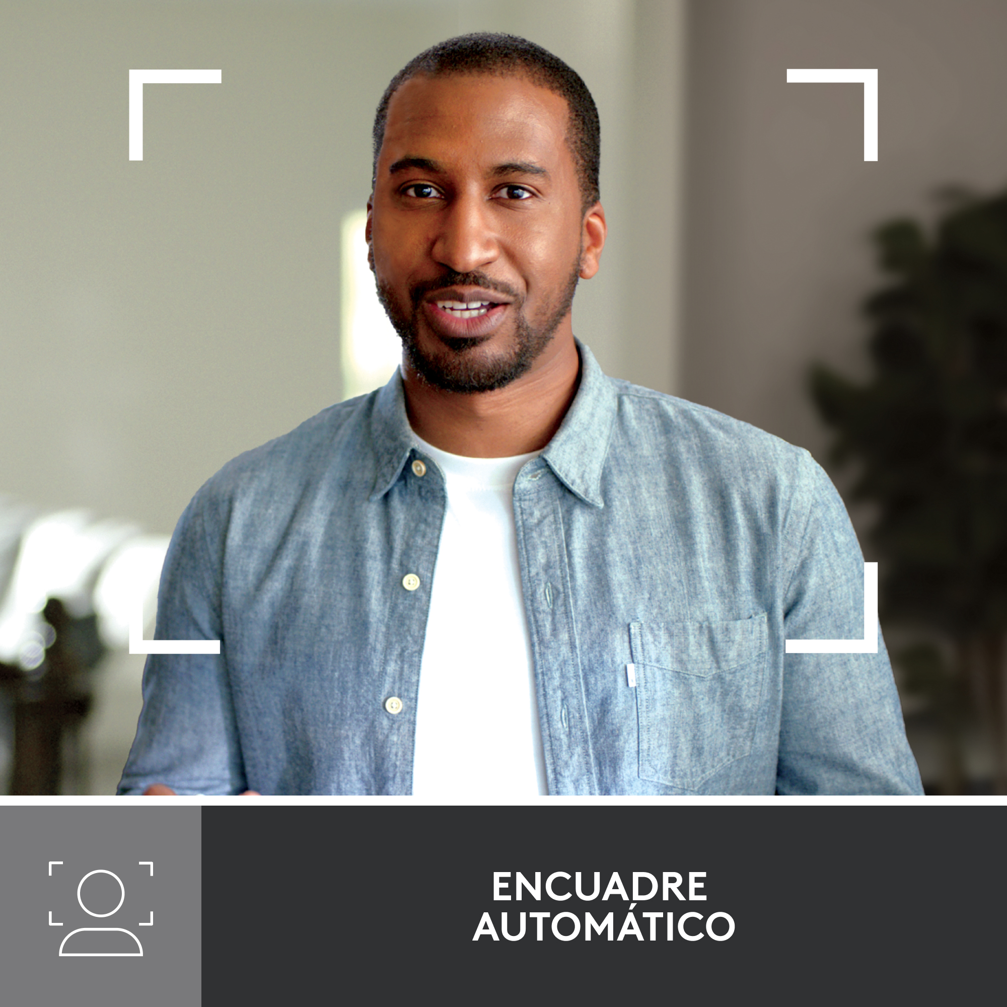 Hombre negro con camisa azul, con cuadrados de enfoque y la frase Encuadre Automático.
