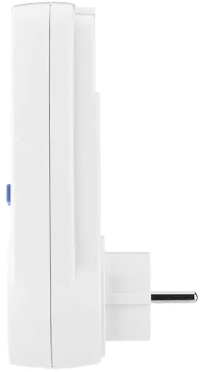 Fehér, dugaszolható elektromos adapter kék gombbal és tüskékkel, fehér háttér előtt.