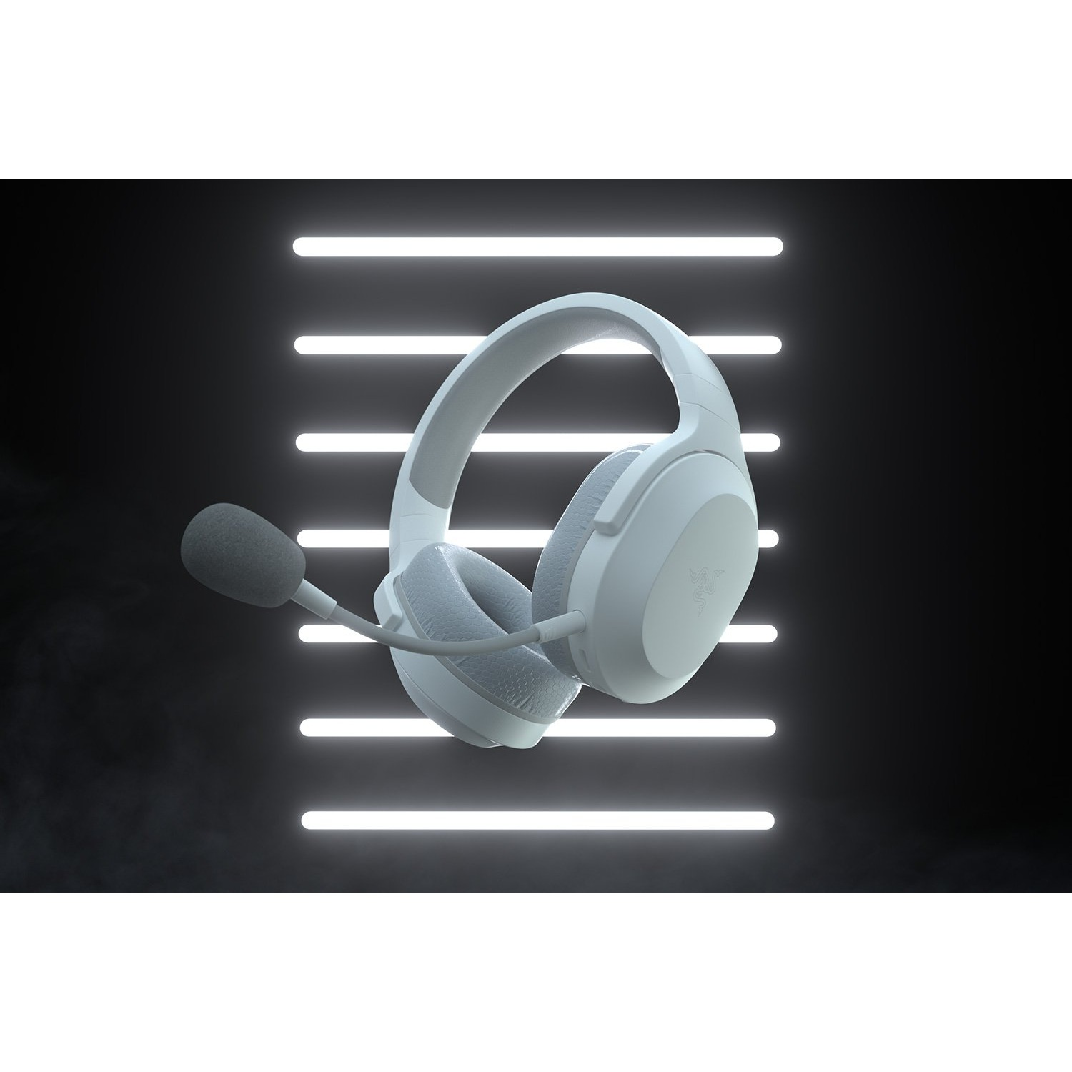 Un auricular para juegos blanco con micrófono se muestra contra un fondo oscuro con tiras de luz de neón.