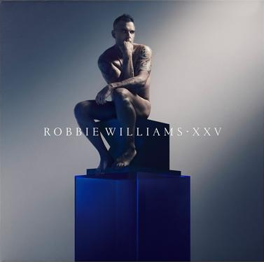 Een naakte man met tatoeages zit op een blauwe kubus, met de tekst "Robbie Williams XXV".