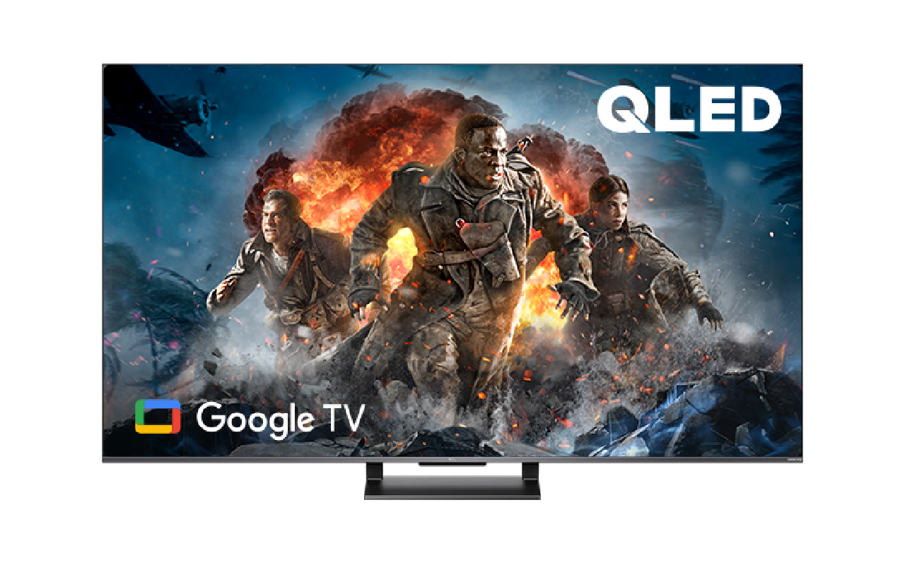 Bir TV ekranı, QLED logosu ile birlikte askerlerin ve patlamaların olduğu bir film sahnesini gösteriyor.