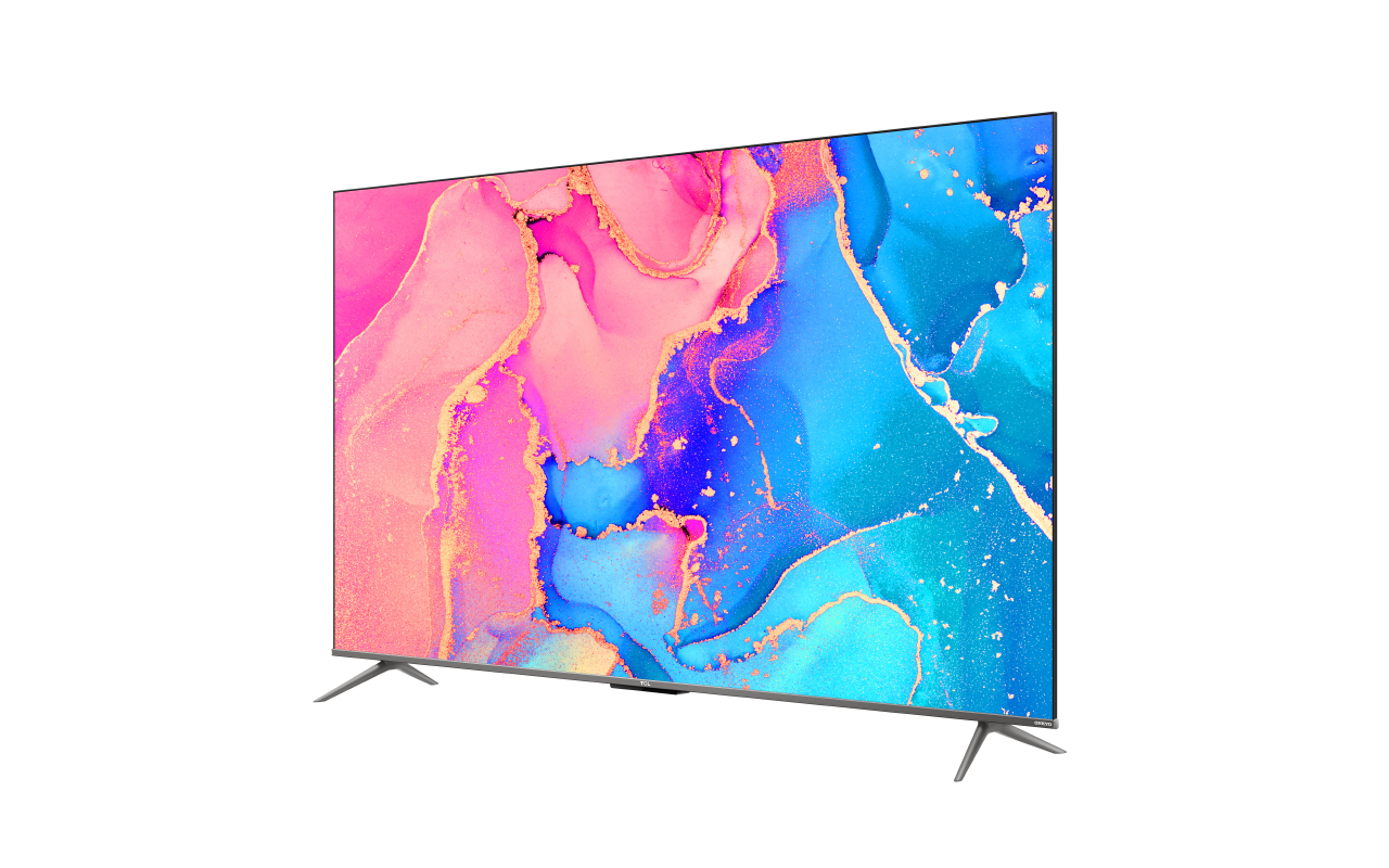 Ekranda renkli, soyut bir desen bulunan büyük, düz ekranlı bir TV. TV bacakların üzerinde duruyor.