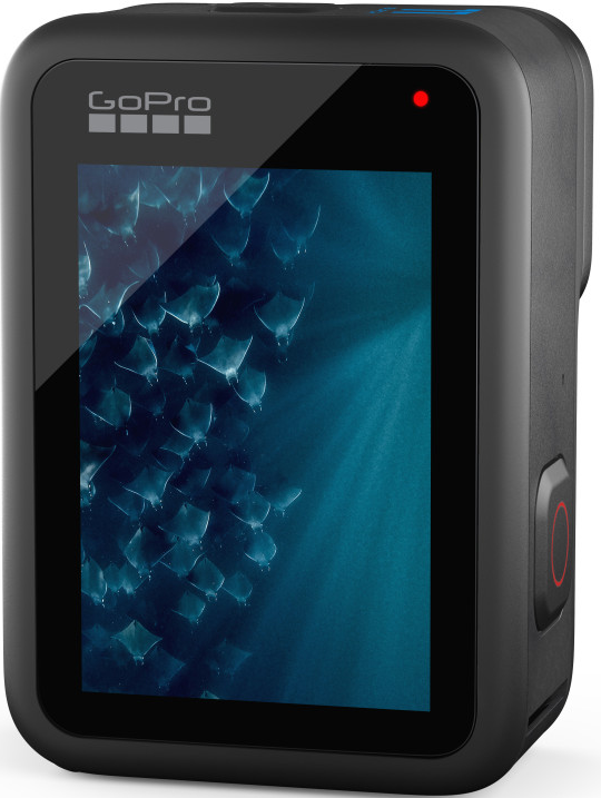 Schwarze GoPro-Kamera mit Bildschirm, der eine Unterwasserszene zeigt. Oben ist ein rotes Licht.