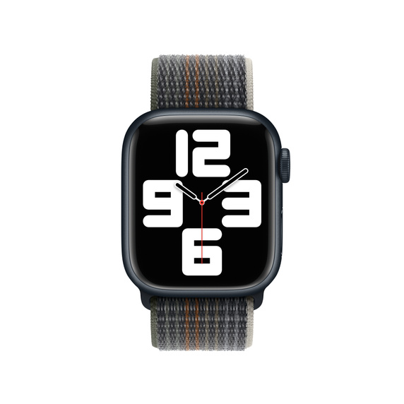 Smartwatch negra con correa a cuadros. El reloj muestra la hora. Fondo blanco.