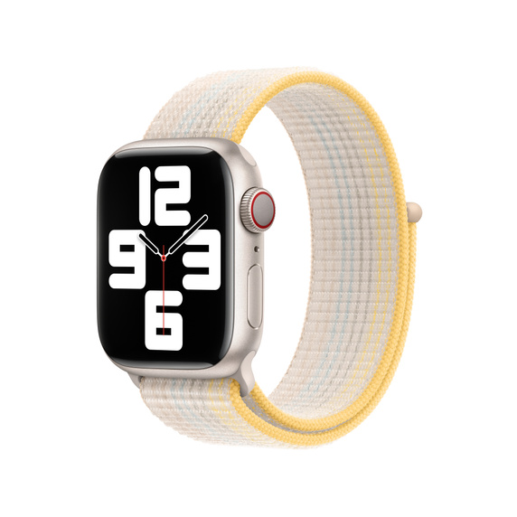 Un Apple Watch plateado con una correa de tela amarilla y crema. La esfera del reloj muestra la hora.