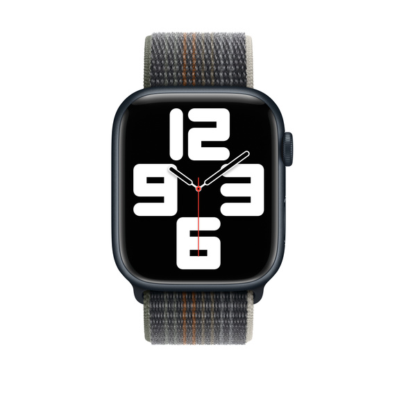 Un Apple Watch negro con pantalla blanca que muestra la hora, con una correa a rayas.