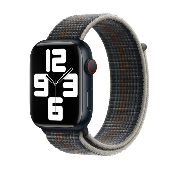 Apple Watch con pantalla negra y correa tejida gris y naranja.
