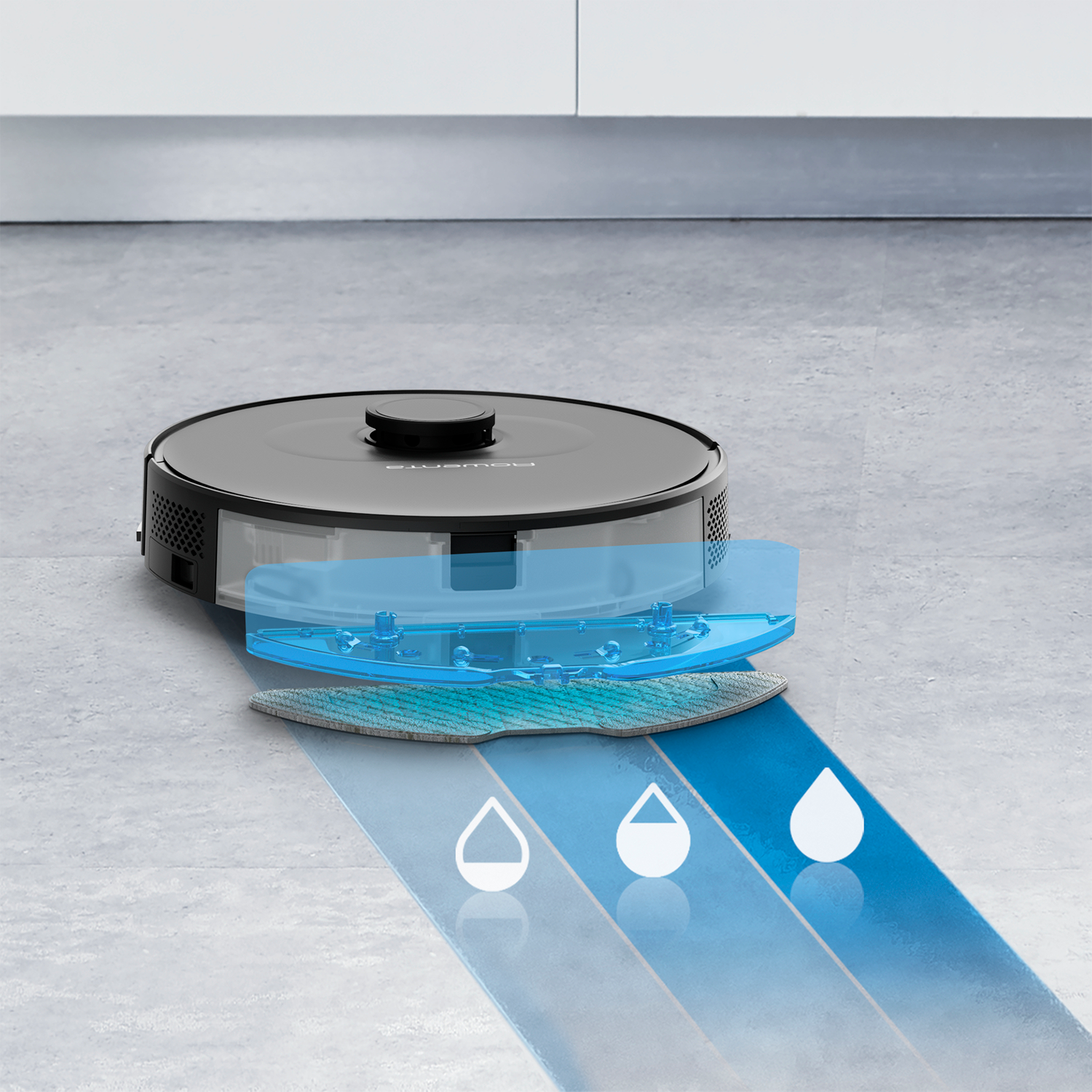 Een zwarte robotstofzuiger maakt een grijze tegelvloer schoon, waterdruppels.