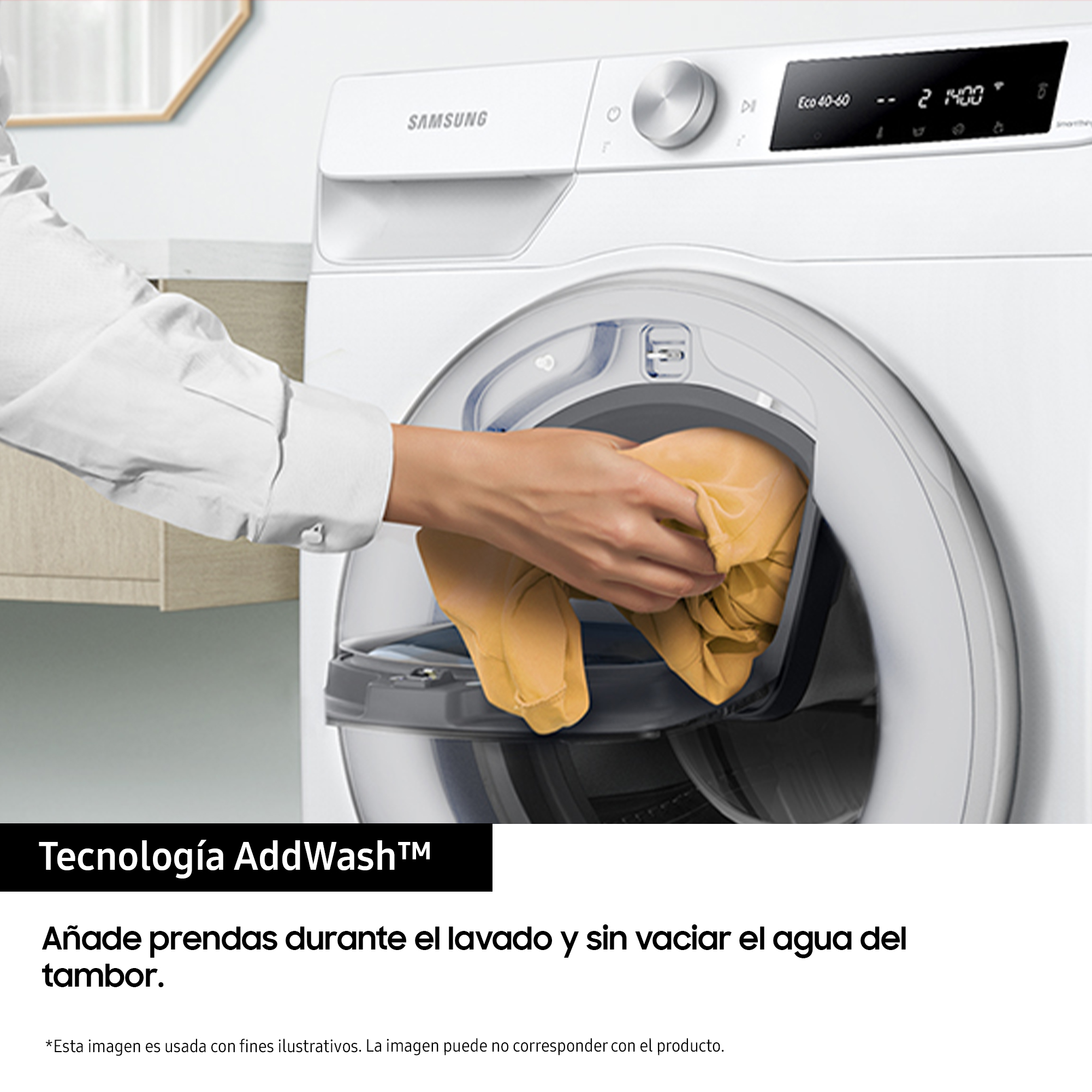 Mujer poniendo ropa amarilla en una lavadora blanca. Se menciona la tecnología AddWash.