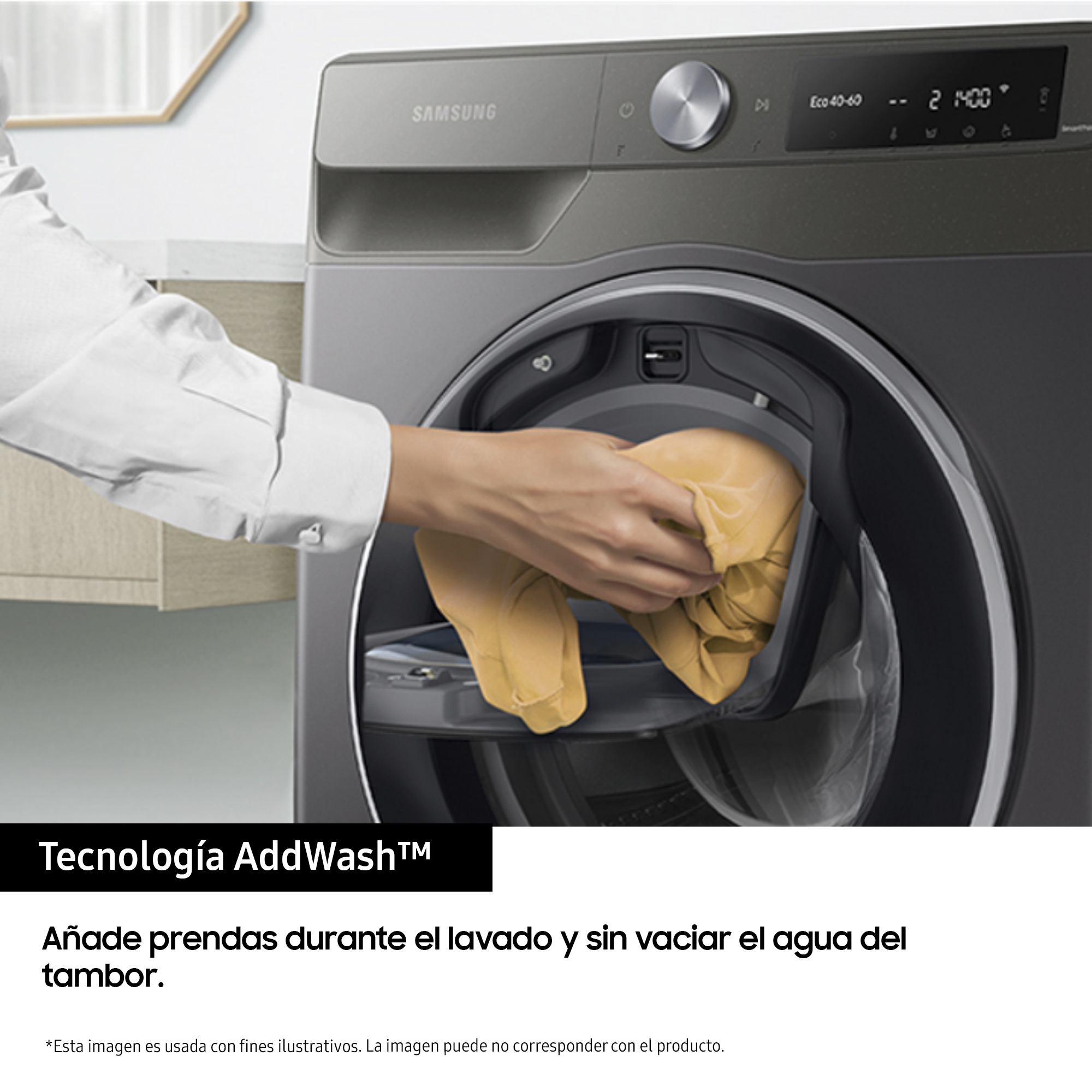 Persona poniendo ropa en una lavadora Samsung con la puerta AddWash abierta.