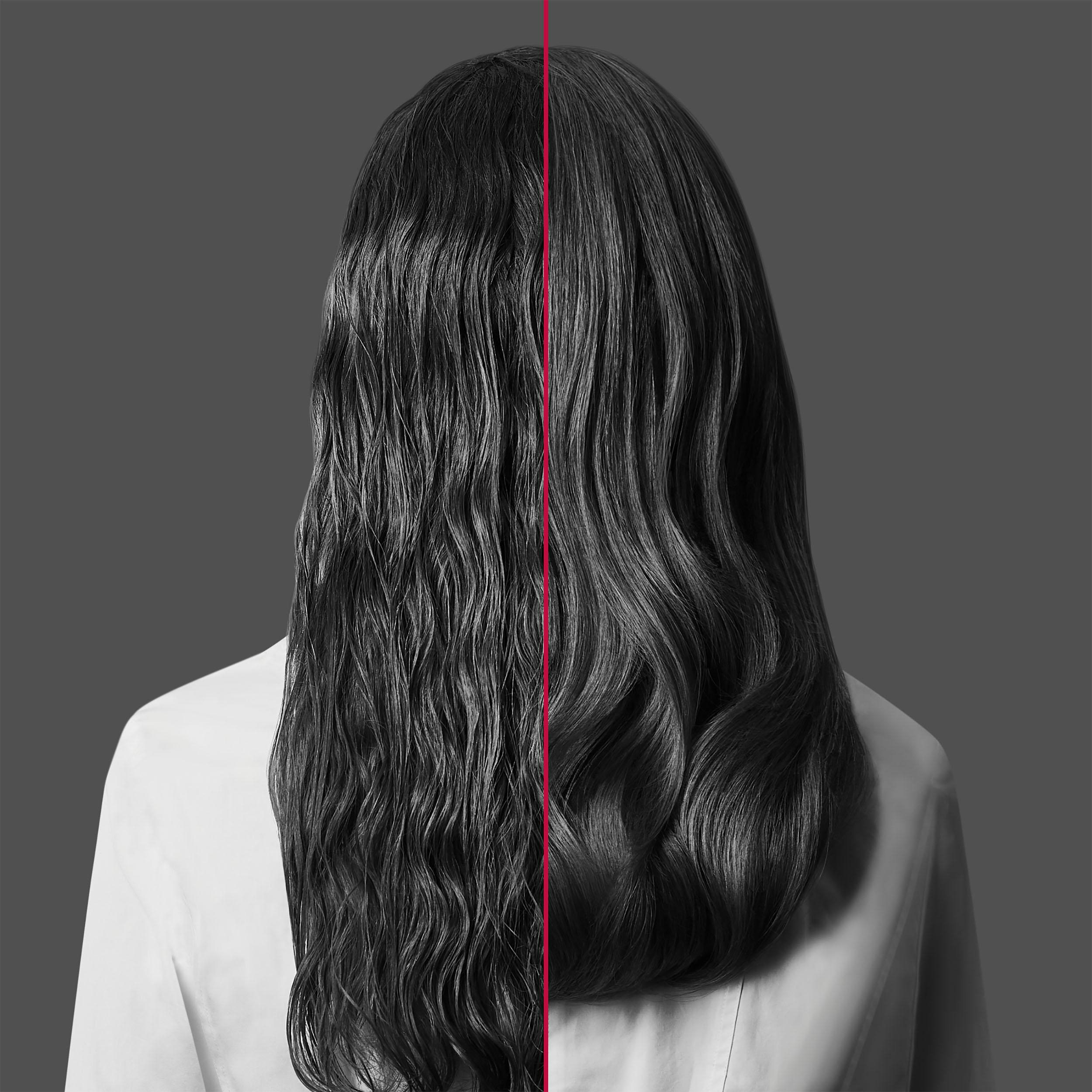 Ein geteiltes Bild der Haare einer Frau. Eine Seite ist nass und kraus, die andere Seite ist gestylt und glatt.