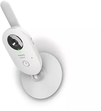 Een witte babyfoon op een wit oppervlak. Het staat naar links, met een groen lampje aan.