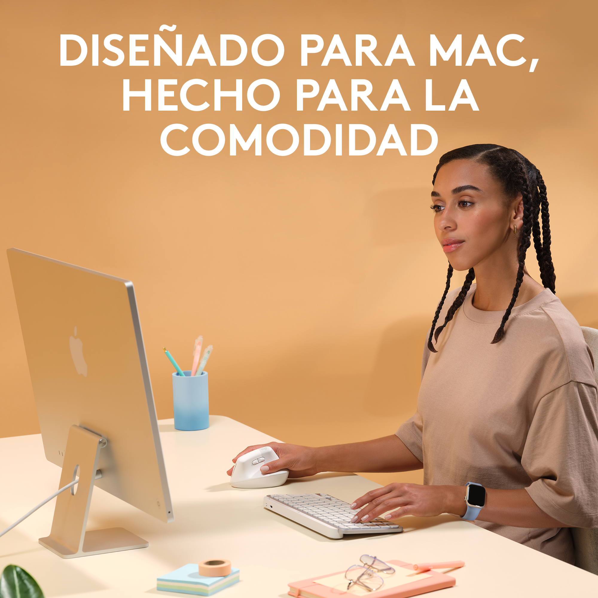 Mujer usando computadora, mouse y teclado. El texto dice diseñado para Mac.
