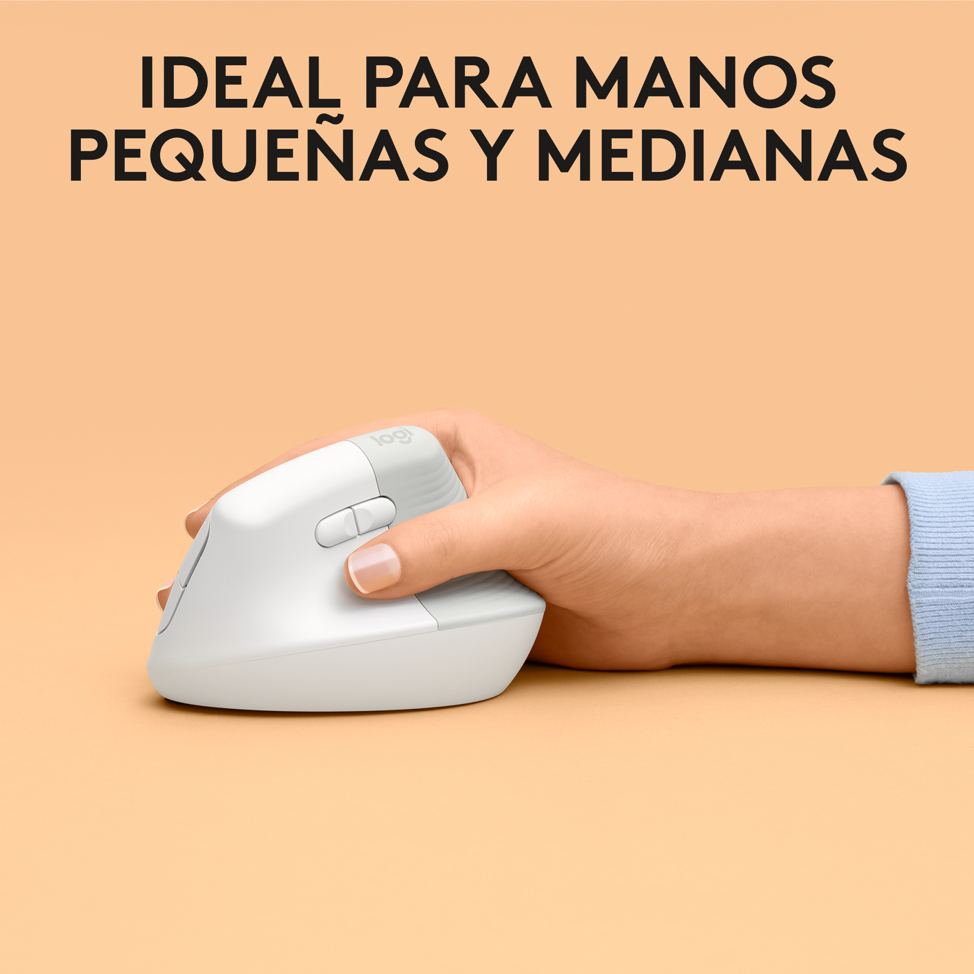 Mano sosteniendo un ratón ergonómico blanco, con texto encima.