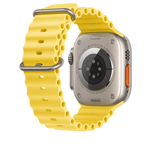 Apple Watch Ultra plateado con correa amarilla. El reloj sobre fondo blanco.