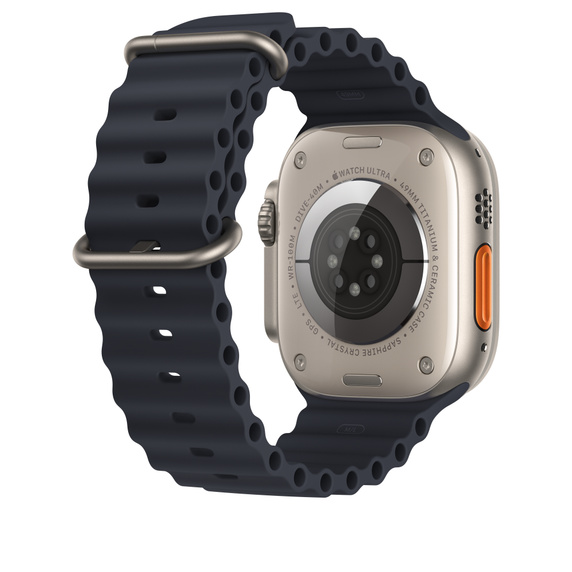 Primer plano del Apple Watch Ultra con una banda azul oscuro.
