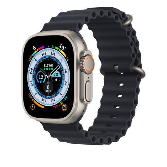 Un Apple Watch Ultra con una caja de titanio gris y una correa azul oscuro, sobre un fondo blanco.