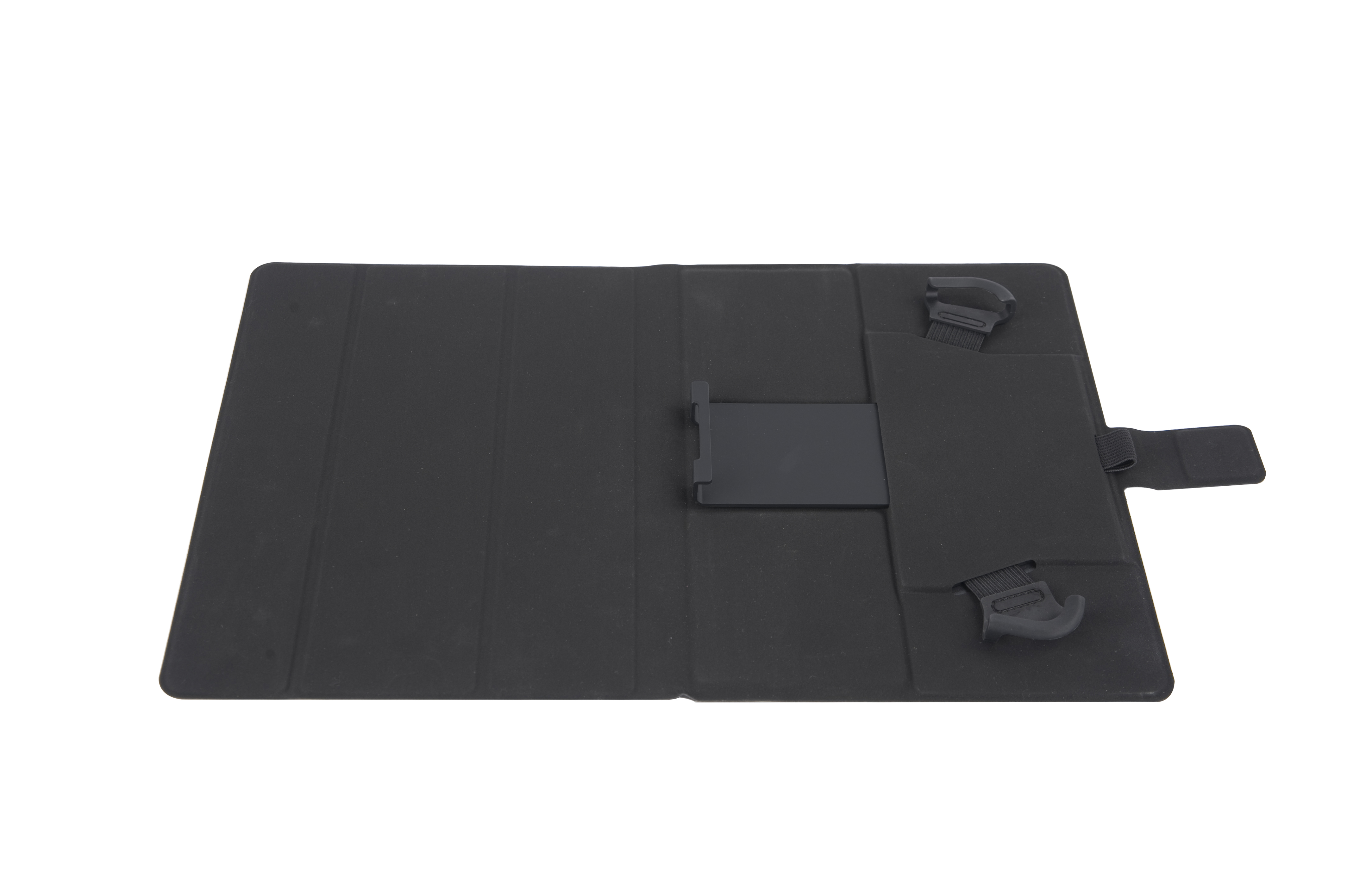 Schwarze Tablethülle, geöffnet, mit einem schwarzen Tablet und zwei Riemen.