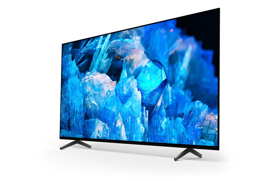Un televisor moderno de pantalla grande que muestra una vibrante imagen de cristal azul, sobre un fondo blanco.