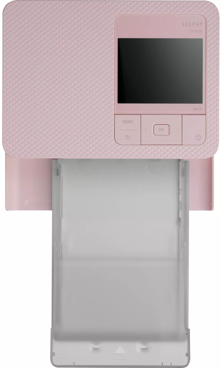 Stampante rosa Selphy CP1500u con schermo e pulsanti. Un vassoio della carta è aperto, pronto per le stampe.