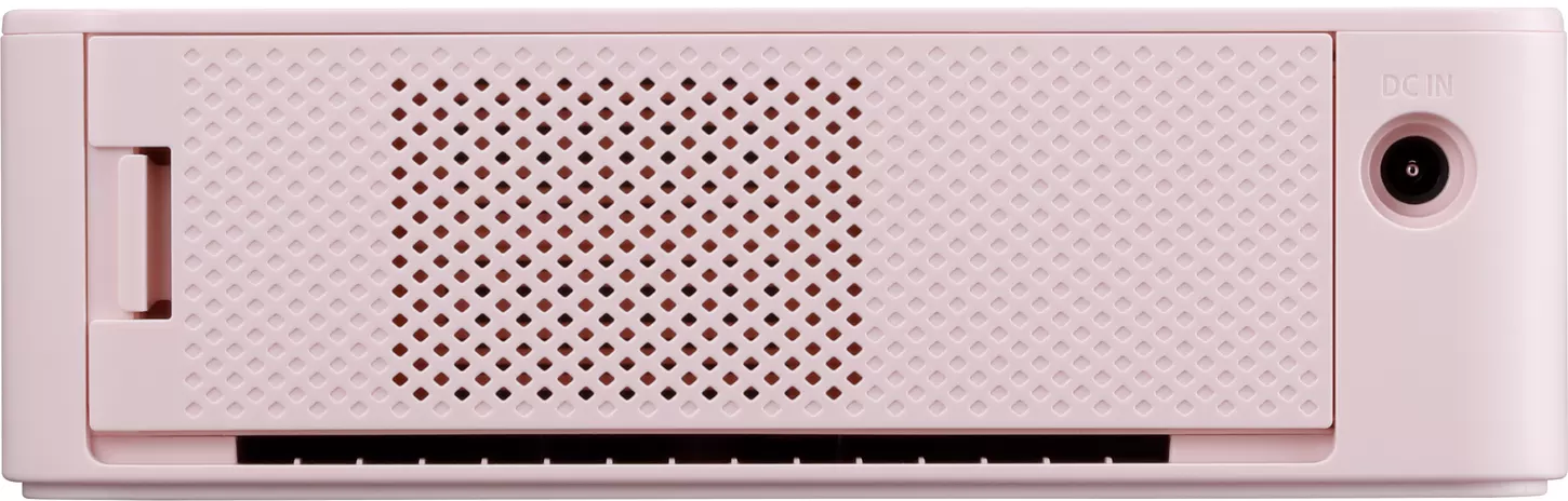 Un dispositivo rettangolare rosa con un frontale perforato e una porta DC IN sul lato.